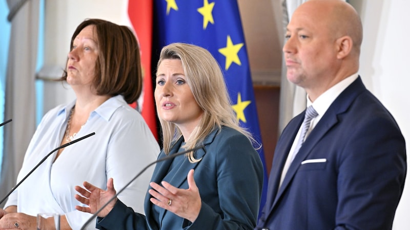 Katharina Pabel (Integrációs Szakértői Tanács), Susanne Raab (ÖVP) integrációs miniszter és Tobias Thomas, a Statisztikai Hivatal főigazgatója (balról jobbra). (Bild: APA/HANS KLAUS TECHT)