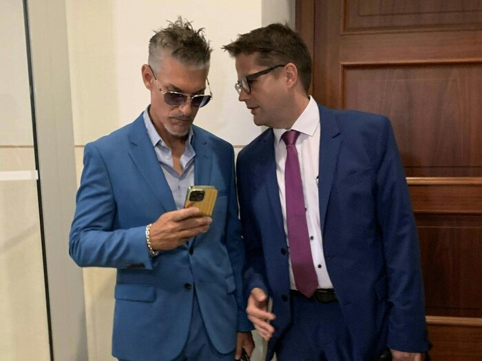 Chris Töpperwien mit seinem Anwalt Martin J. Walser