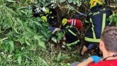 Einsatz nach Unfall: Der Mann stützte mit dem Rollstuhl fünf Mieter tief in den Graben. Die Feuerwehr führte danach die Bergung durch. (Bild: FF Jois)