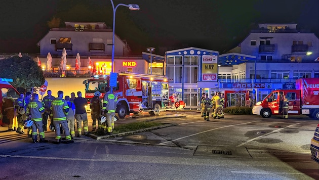 O gece Seekirchen'deki yangına 70'in üzerinde acil servis ekibi müdahale etti. (Bild: SBÖA Bezirk Flachgau, OVI Hasenschwandtner)