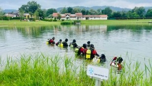 Die Taucher suchten ein großes Gebiet ab.
