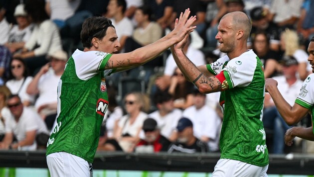 Daniel Tiefenbach with Austria Lustenau captain Matthias Maak (r.). (Bild: GEPA pictures)