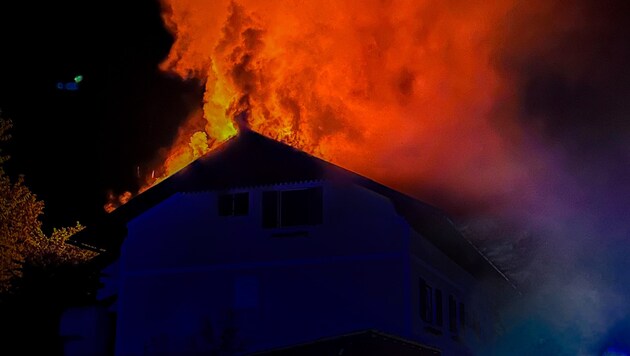 A tűz oltásához fel kellett nyitni a tetőt. (Bild: FF Eichkögl)