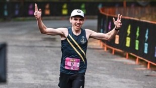 Aaron Gruen als Sieger des Halbmarathons von Brooklyn 2024 (1:05:54).