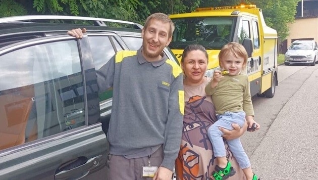 Erleichternd schloss Frau O. ihren Sohn in die Arme, nachdem Manuel Grünsteidl das Kind aus dem verriegelten Pkw befreien konnte. Unter Tränen bedankte sich die schwangere Mutter bei dem Pannenhelfer für den Einsatz. (Bild: ÖAMTC)