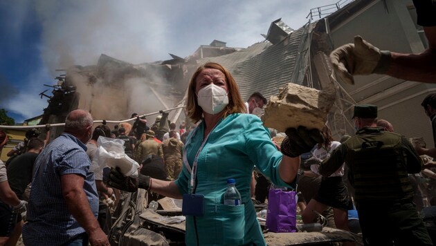 Rescue workers do their best after Russian missiles hit a children's hospital in Kiev. (Bild: AP)