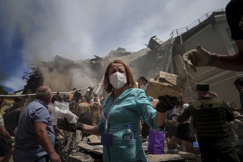 Rettungskräfte geben ihr Möglichstes, nachdem russische Raketen ein Kinderkrankenhaus in Kiew getroffen haben. (Bild: EVGENIY MALOLETKA)