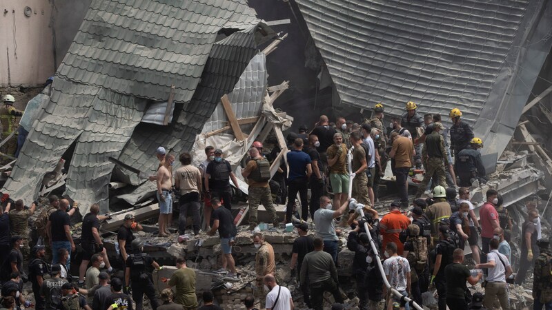 Gewaltige Zerstörungen im Kinderkrankenhaus in Kiew (Bild: Associated Press)