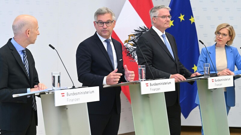 Von links: Wirtschaftsminister Martin Kocher, Finanzminister Magnus Brunner, Mathias Cormann (OECD) und Umweltministerin Leonore Gewessler bei einer Pressekonferenz am Montag (Bild: APA/Helmut Fohringer)