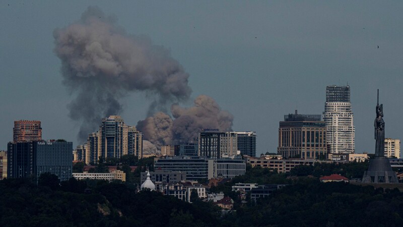 Smoke rises over Kiev. (Bild: Associated Press)