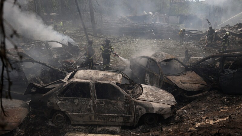 Pazartesi günkü roket saldırısının ardından Kiev (Bild: AFP/Anatolii Stepanov)