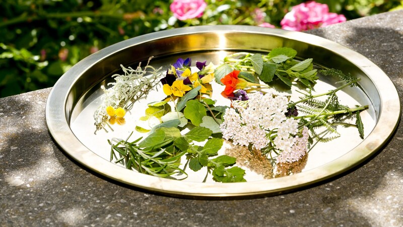 Kräuter und Blüten aus dem Schlossgarten veredeln das Gericht. (Bild: Mathis Fotografie)