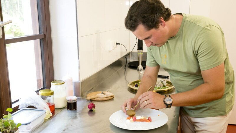 Daniel Kohler in der Küche. (Bild: Mathis Fotografie)