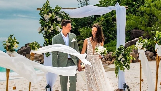 Eine intime Hochzeit am Traumstrand feierte das Ehepaar Swatek-Stangl (Bild: Privat)