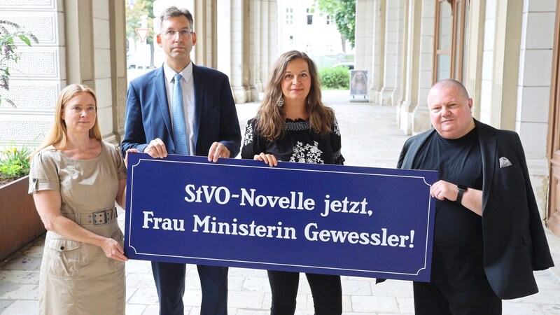 Councillor Angelika Pipal-Leixner (Neos), City District Head Markus Figl (ÖVP), City Councillor for Transport Ulli Sima (SPÖ) and Councillor Erich Valentin (SPÖ) are calling on Environment Minister Leonore Gewessler to act immediately. (Bild: Zwefo)