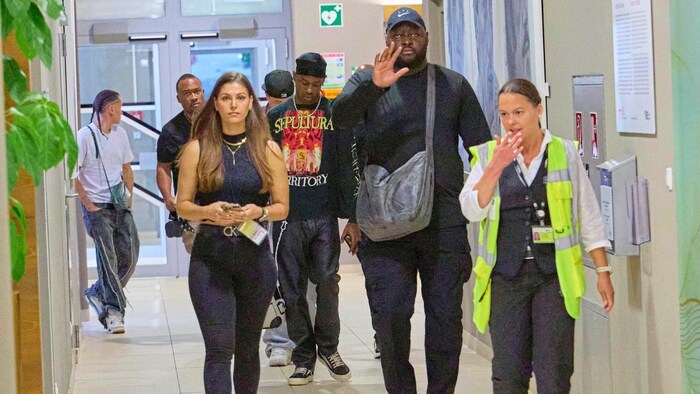 Travis Scott wurde bei der Ankunft in Wien-Schwechat abgeschirmt – ein Schnappschuss gelang ...