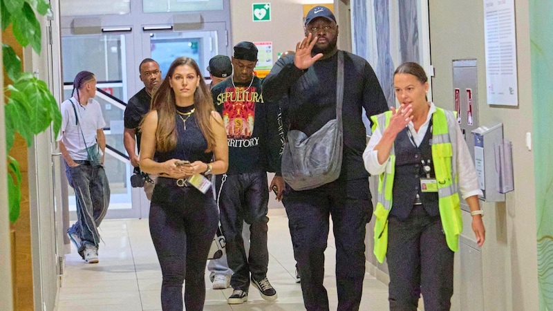 Travis Scott Viyana-Schwechat'a varışta taramadan geçirildi - ama yine de bir fotoğraf çekildi. (Bild: Starpix / A. Tuma)