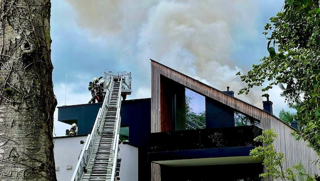 Seit rund 14 Uhr kämpft die Berufsfeuerwehr in Morzg gegen einen Dachstuhlbrand an (Bild: Markus Tschepp)