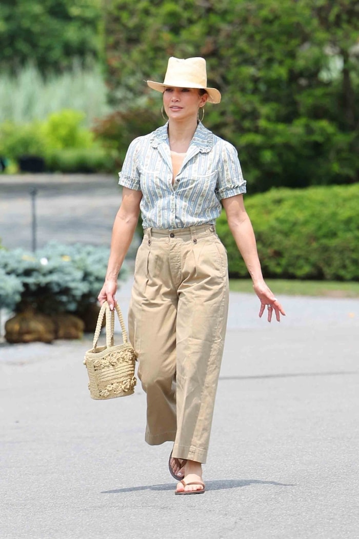 Jennifer Lopez trägt beim Spaziergang Flip-Flops.