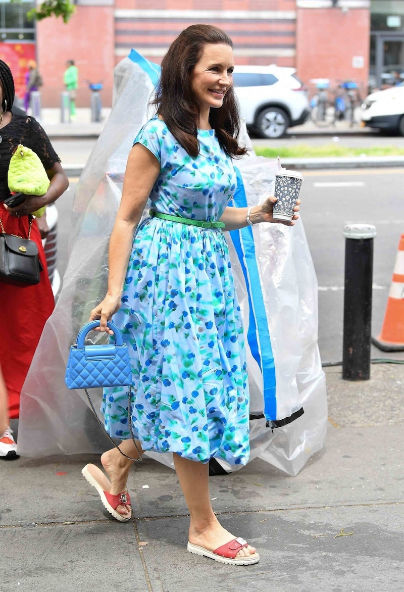 Kristin Davis kommt in gemütlichen Schlappen zum Set.  (Bild: Photo Press Service/www.PPS.at)