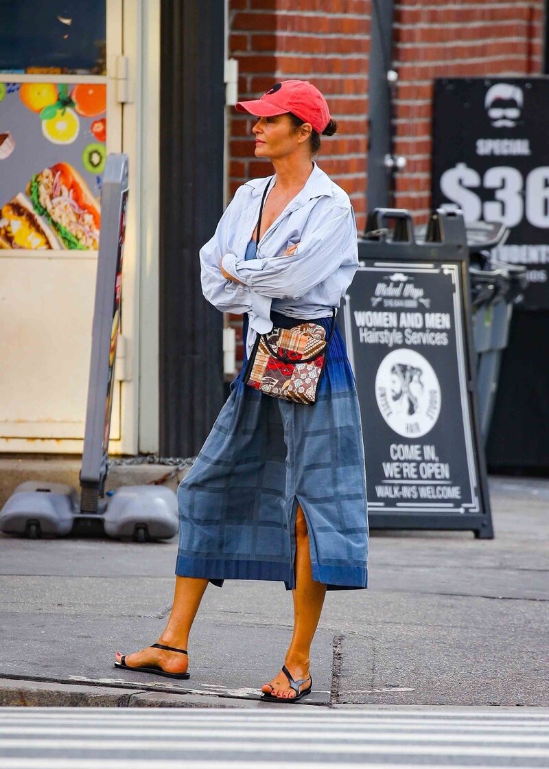 Helena Christensen in schwarzen Sandalen mit Zehentrenner.  (Bild: Photo Press Service/www.PPS.at)