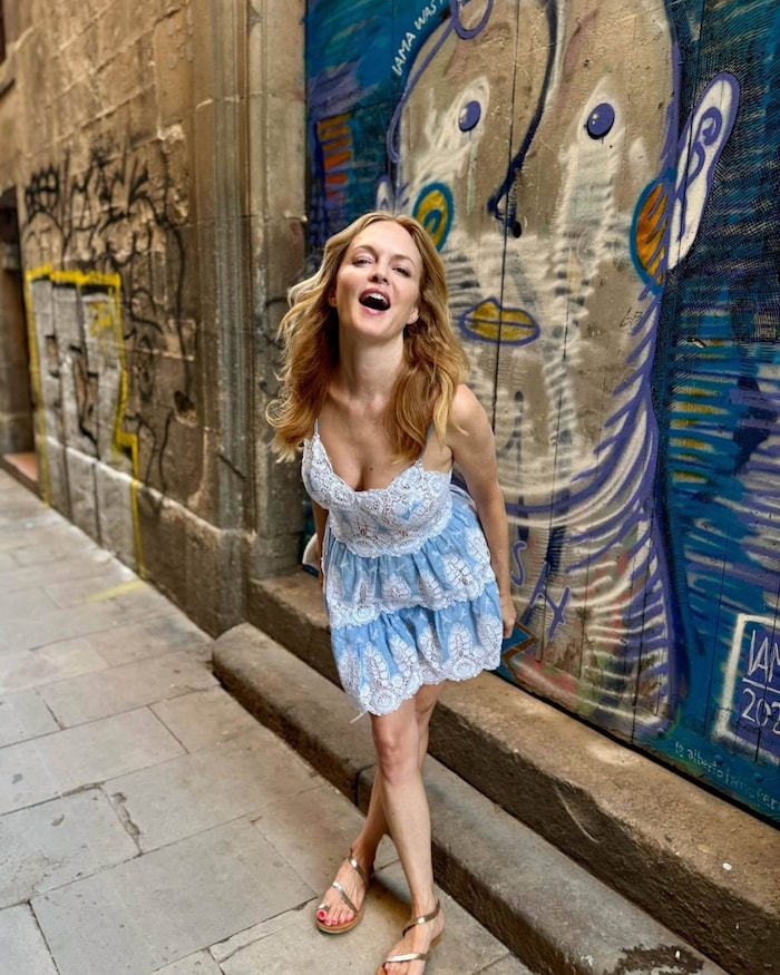 Heather Graham in goldenen Sandalen mit Zehentrenner.