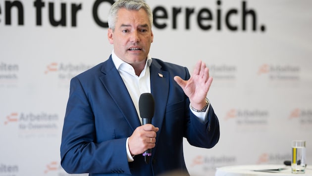 ÖVP Chancellor Kaarl Nehammer calls for cuts in social benefits and the consistent deportation of asylum seekers who commit crimes. (Bild: (c)Paul Gruber)