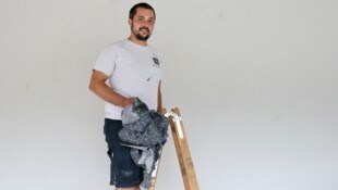 Mithilfe einer Stehleiter und einer Löschdecke bändigte Robert Petrusic die Flammen.