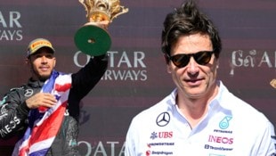 Toto Wolff (re.) scherzte über seinen Noch-Schützling Lewis Hamilton. (Bild: APA/MAX SLOVENCIK, AP)