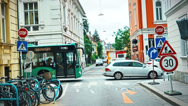 Nadelöhr Elisabethstraße: Nur eine Spur ist befahrbar, die Parallelstraße Leonhardstraße ist wegen Bauarbeiten bei der Maiffredygasse auch gesperrt. (Bild: Pail Sepp)