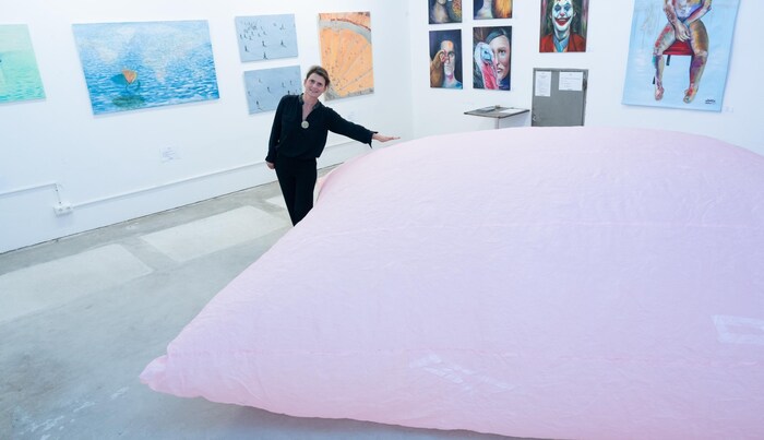Festivalkuratorin Andrea von Goetz bei der Eröffnung von „Show your Art“.