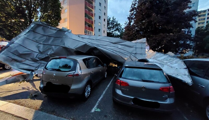 Der Sturm deckte mehrere Dächer ab, die auf den Straßen landeten. (Bild: FF Pöstlngberg)