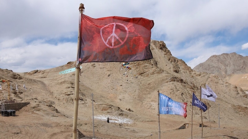 Das Projekt „raising flags“ gastierte bereits in Wien und Ladakh (im Bild) auf 3600 Metern Seehöhe. (Bild: musuem in progress)