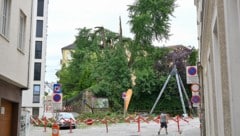 Der Tummelplatz in der Linzer Innenstadt war am Tag nach dem Unglück abgesperrt. Baumteile trafen dort mehrere Personen, zwei wurden schwer verletzt. (Bild: © Harald Dostal / 2024, Krone KREATIV)