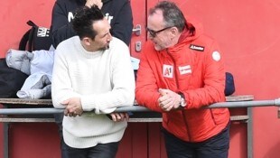 ASK-Sportchef Matthias Dollinger (li.) musste in den Chaos-Wochen auch Trainer Didi Thuller ...