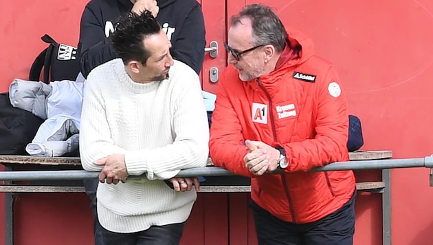 ASK-Sportchef Matthias Dollinger (li.) musste in den Chaos-Wochen auch Trainer Didi Thuller ziehen lassen. (Bild: Sobe Hermann)