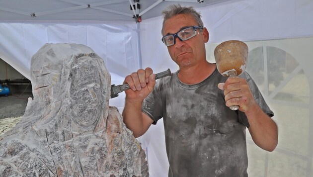 Arbeit am Salzstein: „So weich wie Marmor“, sagt Dirk Schlichting. (Bild: Hörmandinger Reinhard)