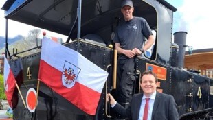Verkehrslandesrat Zumtobel (vorne) und Lokführer Bernhard Fohringer mit Lok „Hannah“.