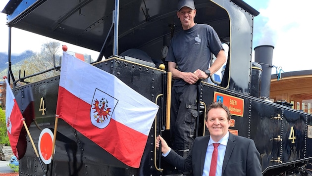 Verkehrslandesrat Zumtobel (vorne) und Lokführer Bernhard Fohringer mit Lok „Hannah“. (Bild: Land Tirol)