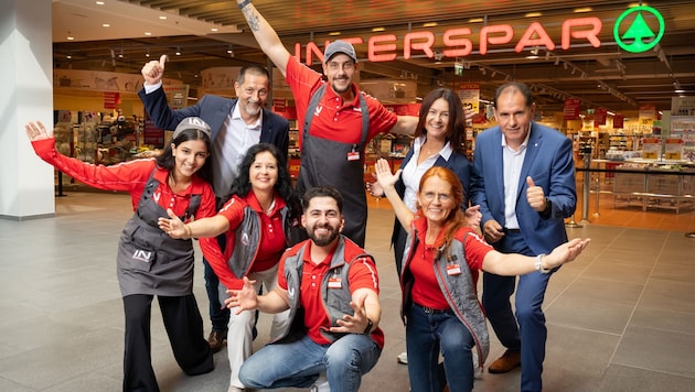 Große Freude beim Interspar-Team im Citypark in Graz (Bild: INTERSPAR/Werner Krug)