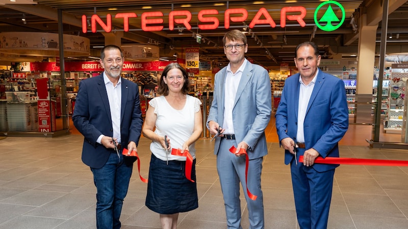 Managing Director Franz Stocker, Mayor Elke Kahr, owner's representative Martin Poppmeier and Interspar Regional Director Karl Flock open the hypermarket in Graz Citypark (from left) (Bild: INTERSPAR/Werner Krug)