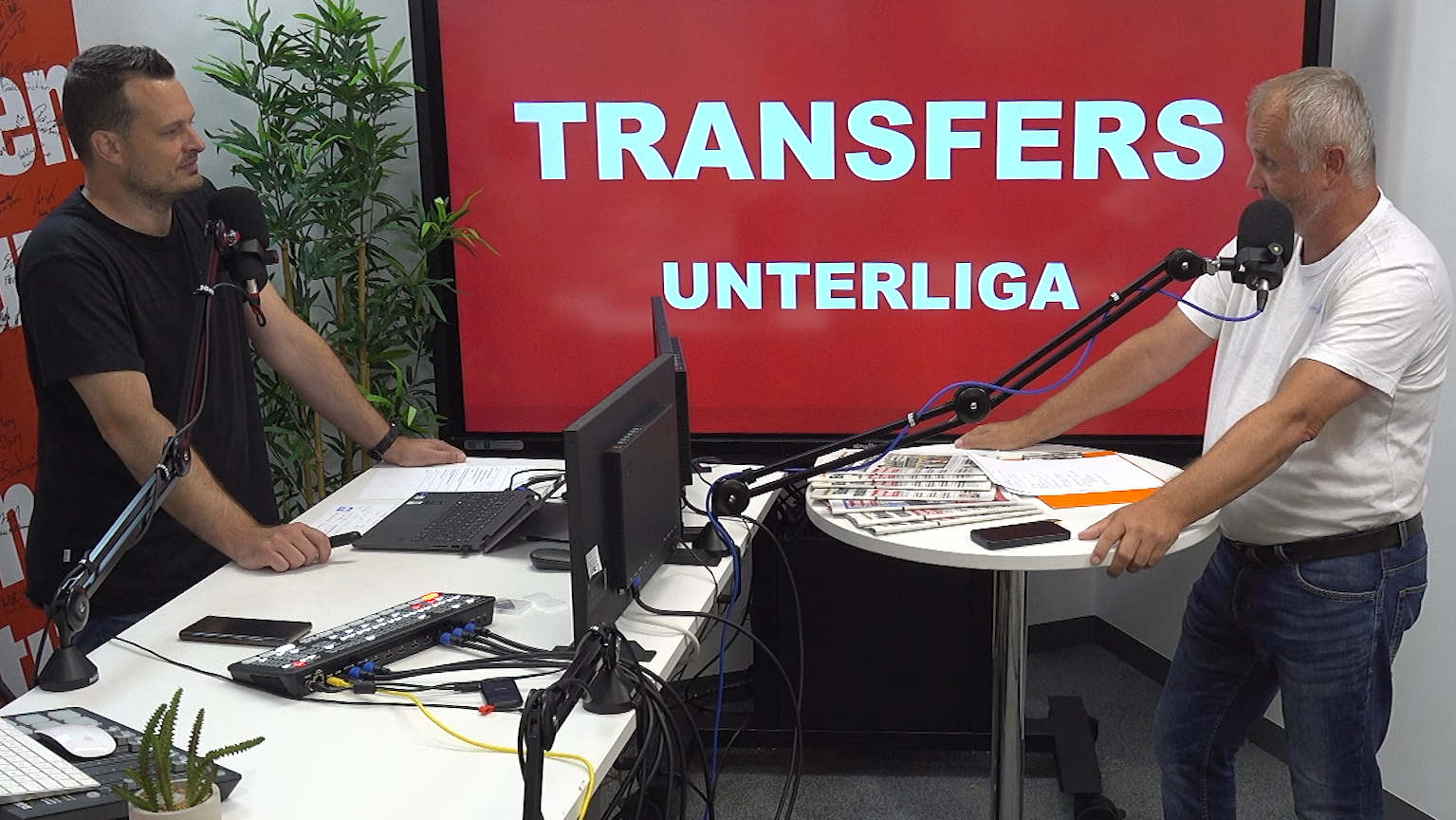 Patrick Jochum and Gunter Motz analyze the lower house transfers. (Bild: JOMO KG)