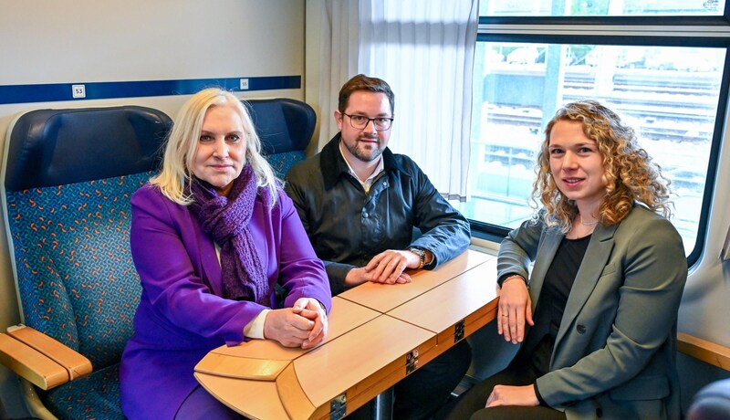 Johanna Jachs (r.) in der Summerauerbahn mit ihren ÖVP-Kollegen Angelika Winzig und Florian Hiegelsberger. (Bild: Dostal Harald)