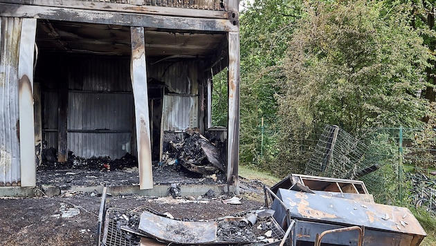 One of the completely destroyed containers in the accommodation (Bild: APA/dpa/Georg Wendt)