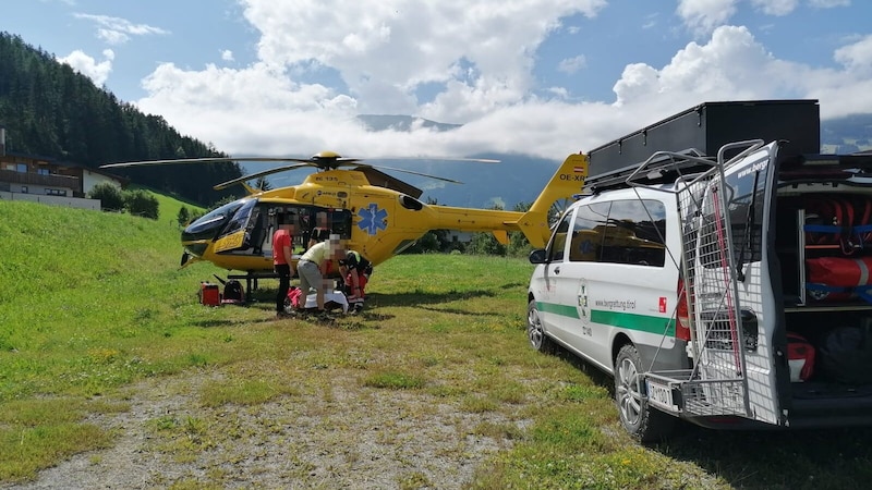 Nach dem Lkw-Absturz wurden die Verletzten ins Krankenhaus geflogen.  (Bild: ZOOM Tirol/Krone KREATIV)