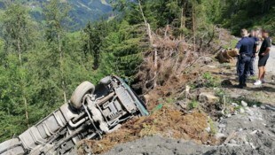 Ein Teil des Forstweges brach weg. Dadurch stürzte der Lkw ab.  