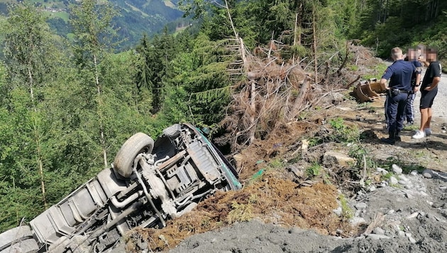 Part of the forest road broke away. This caused the truck to crash. (Bild: ZOOM Tirol/Krone KREATIV)