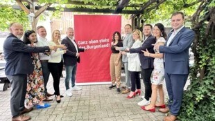 Die Landesgeschäftsführer Jasmin Puchwein und Kevin Friedl mit Kandidaten für den ...
