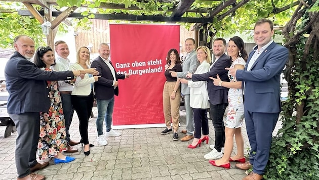 Die Landesgeschäftsführer Jasmin Puchwein und Kevin Friedl mit Kandidaten für den Regionalwahlkreis Süd. (Bild: Schulter Christian)