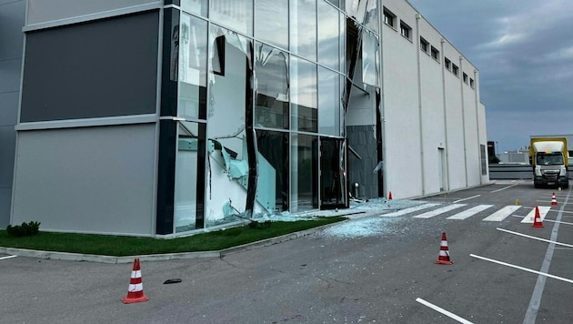 The building is said to be in danger of collapsing after the rampage. (Bild: DOMINIK MANDL)